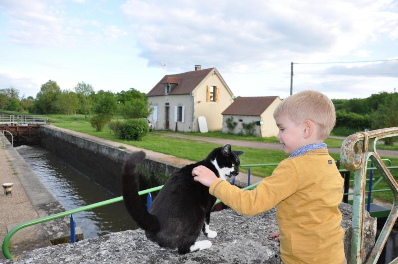 Canal Du Nivernais Gites Le Champ Radis Marigny-sur-Yonne Esterno foto
