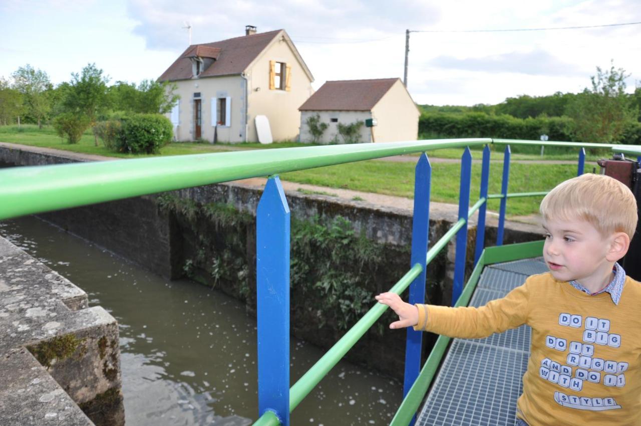 Canal Du Nivernais Gites Le Champ Radis Marigny-sur-Yonne Esterno foto