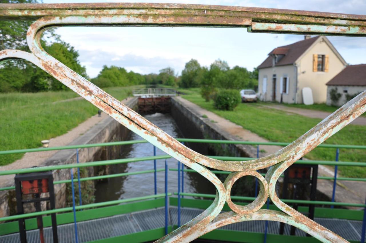 Canal Du Nivernais Gites Le Champ Radis Marigny-sur-Yonne Esterno foto